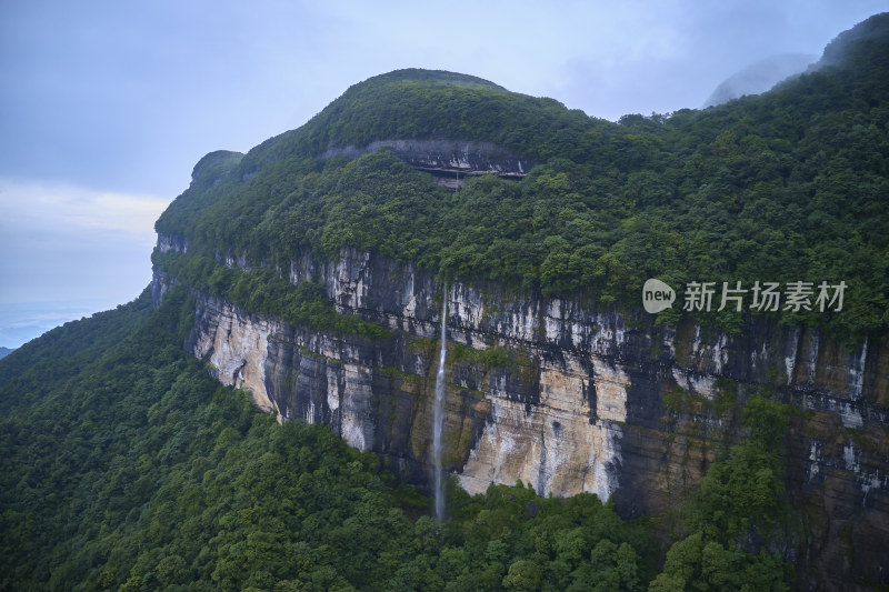 珍珠坠落般的瀑布