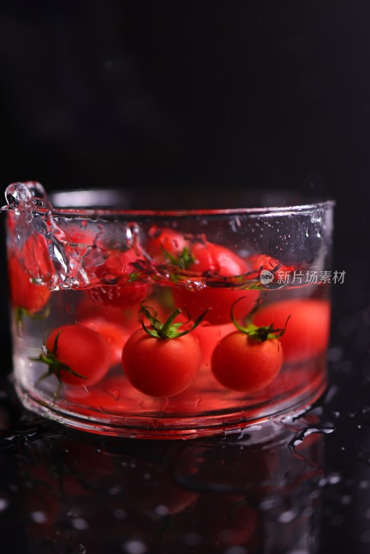 小番茄入水创意摄影