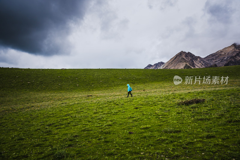 川西格聂高山草甸自然风光徒步旅行