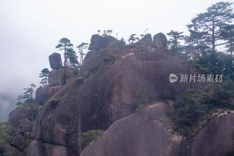 云雾下，安徽黄山风景区风光