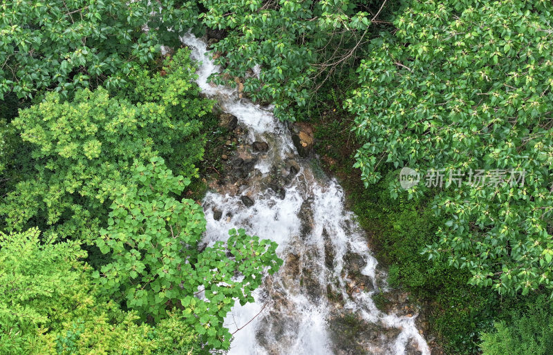 山东枣庄山亭区群山之中的飞瀑流泉美景