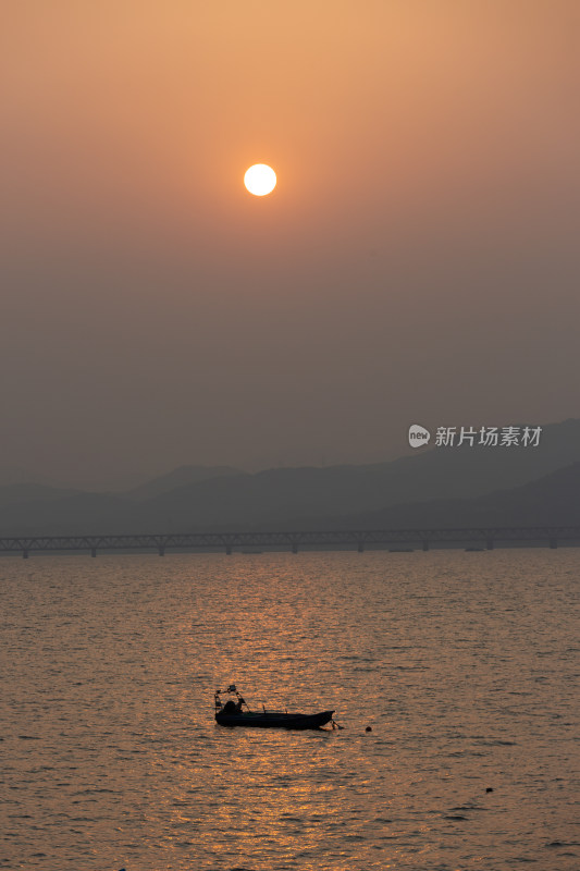 杭州钱塘江上日落小船风景