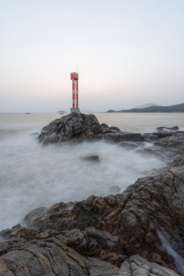 广东阳江海陵岛红白相间的灯塔矗立在礁石上