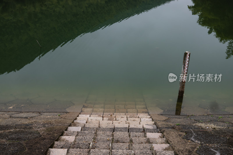 浙江湖州德清县上杨村静谧的湖光山色