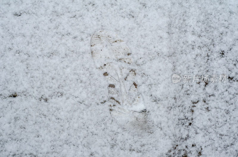 雪地上留下的脚印