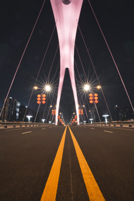 成都锦江锦尚大桥道路双黄线夜景