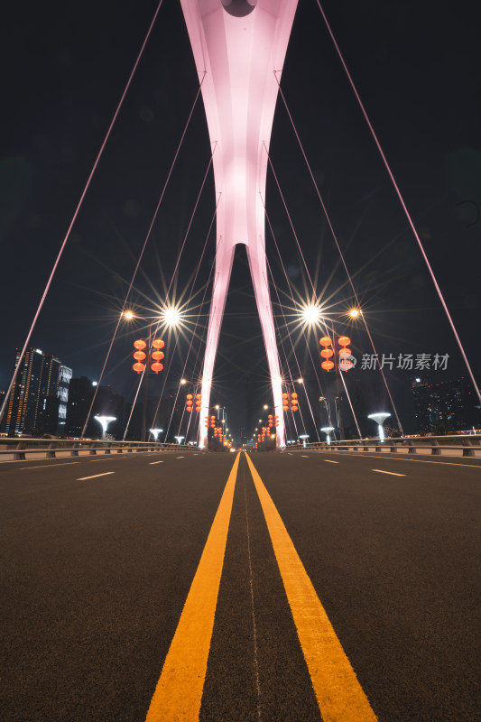 成都锦江锦尚大桥道路双黄线夜景