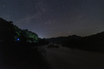 山间夜空的璀璨星河全景