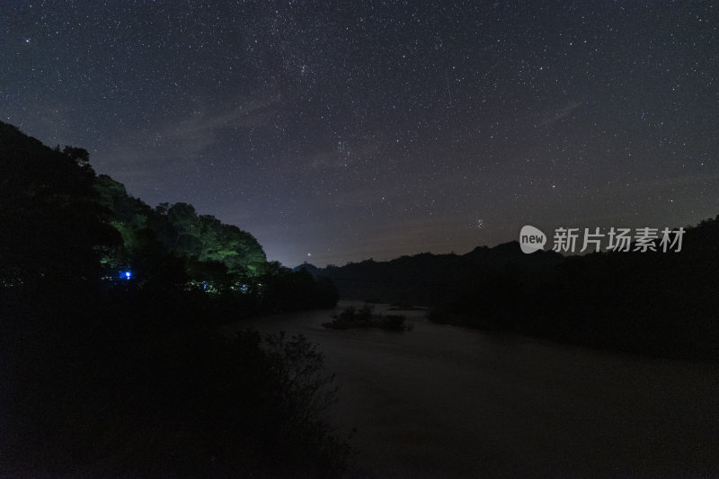 山间夜空的璀璨星河全景