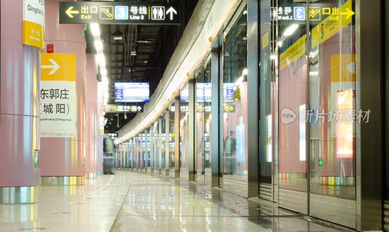 青岛地铁站的长廊