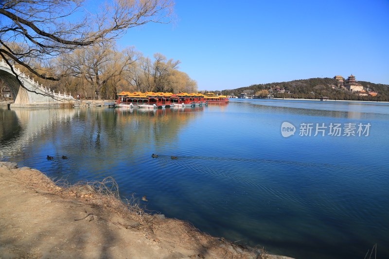 颐和园冬日湖景与古建筑