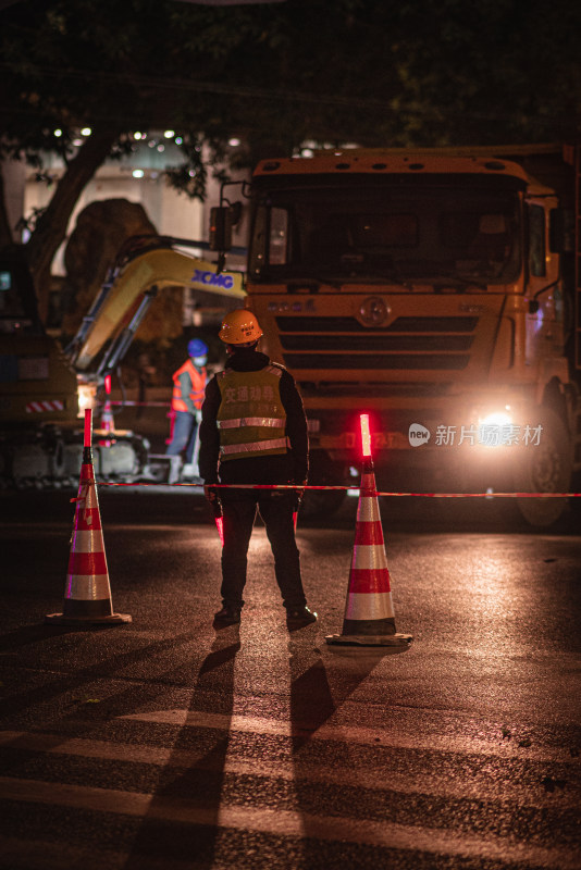 夜景道路抢修施工工人