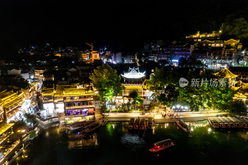 湖南湘西凤凰古城夜景航拍图