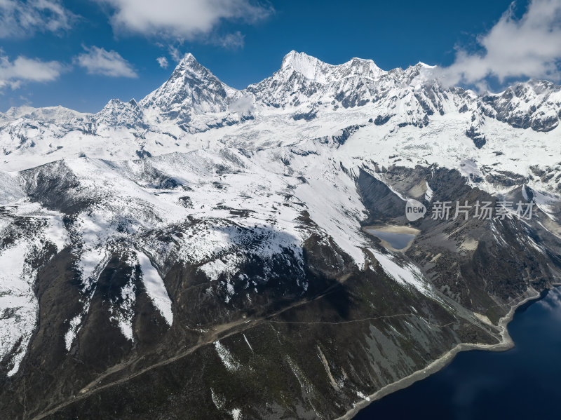 西藏山南洛扎秘境库拉岗日白马林措航拍