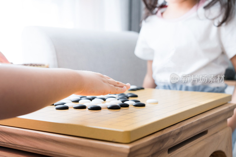 专注下围棋的女孩特写