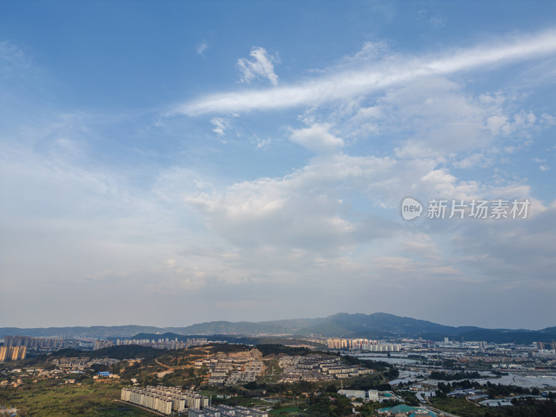 航拍滇池旁的昆明市城市风光