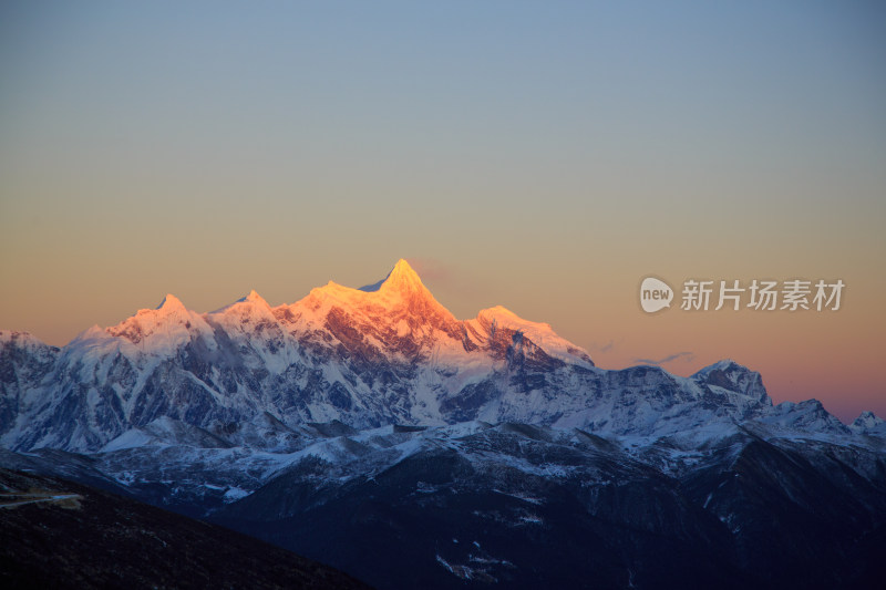 西藏林芝雪景南迦巴瓦峰日照金山雪山夕阳