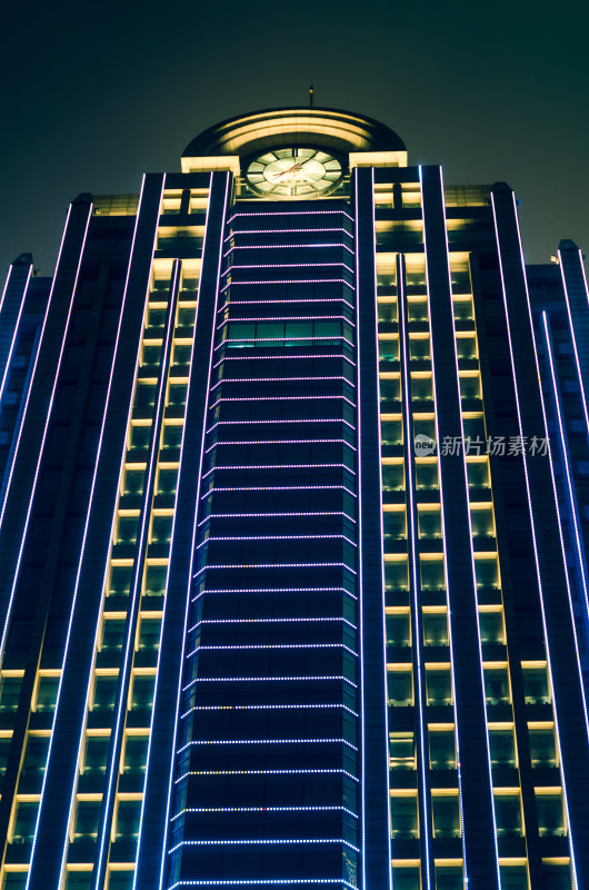 仰拍青岛栈桥海关大楼夜景