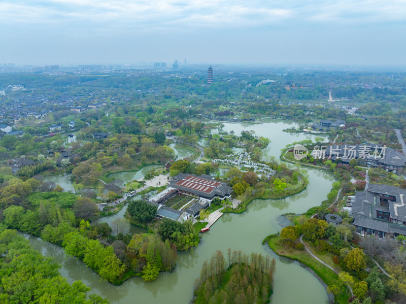 航拍烟雨江南扬州瘦西湖风景区全景