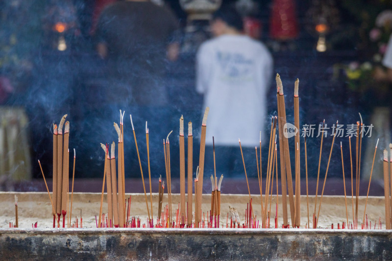 中式传统道观寺庙门前香炉中点燃的香