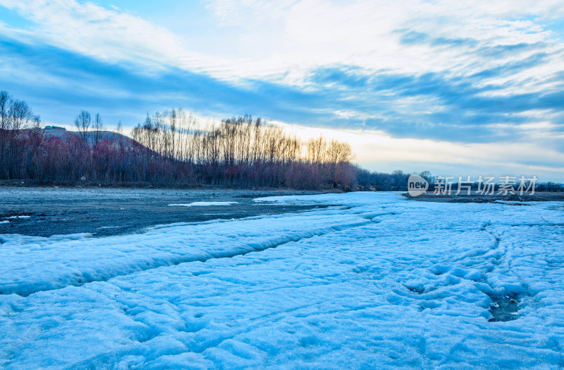 内蒙古呼伦贝尔额尔古纳湿地公园河流冰雪