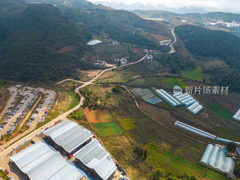 山区停车场航拍全景