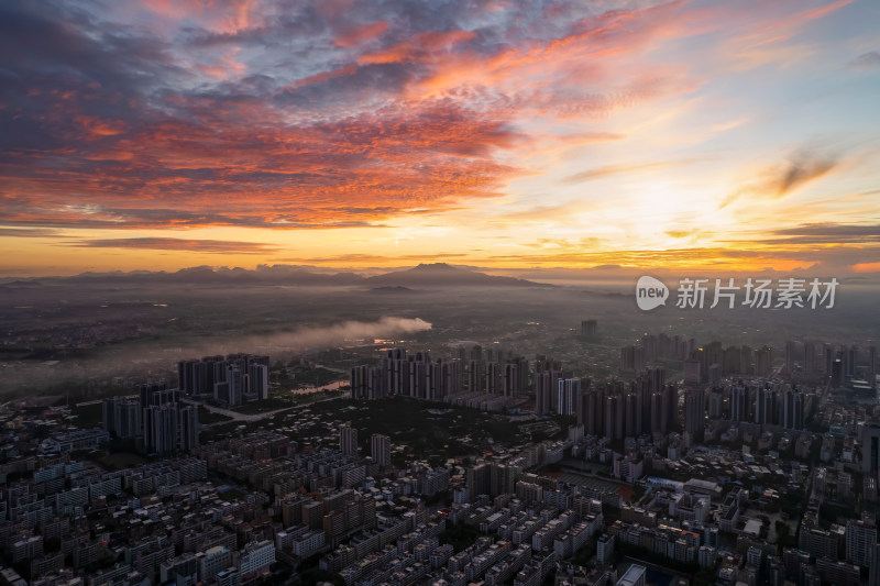 日出时分的城市鸟瞰全景