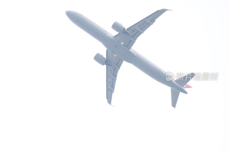 飞行中的民航客机