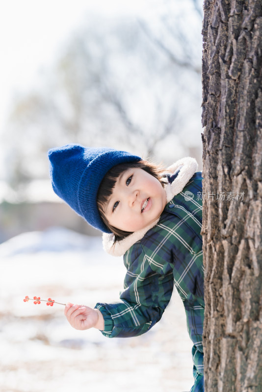 中国北京在公园雪地里玩耍的女童