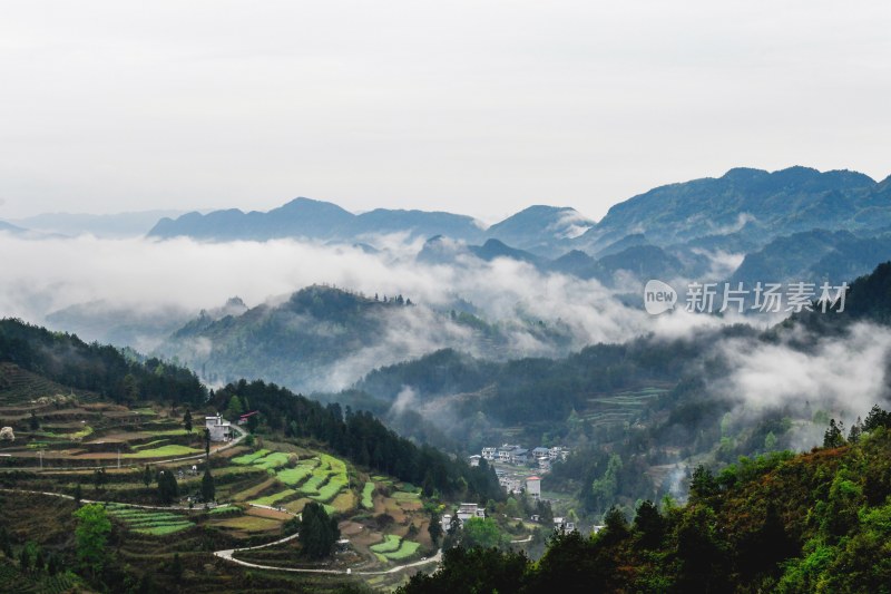 重庆酉阳：青山雾漫别样美