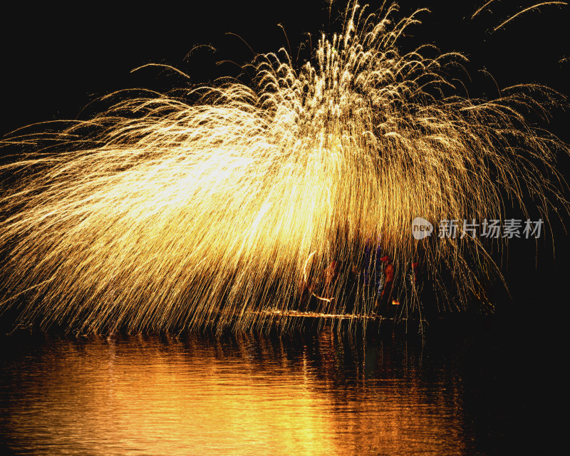 水上打铁花表演