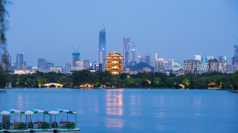 山东济南大明湖超然楼CBD夜景晚霞