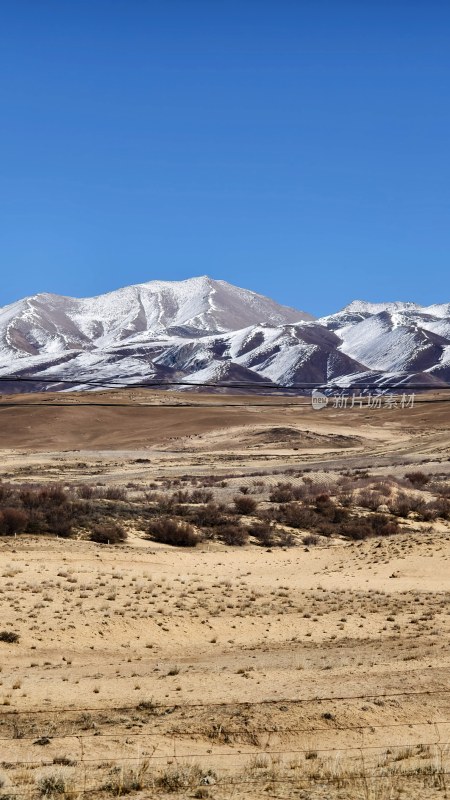 荒凉土地上的雪山景致