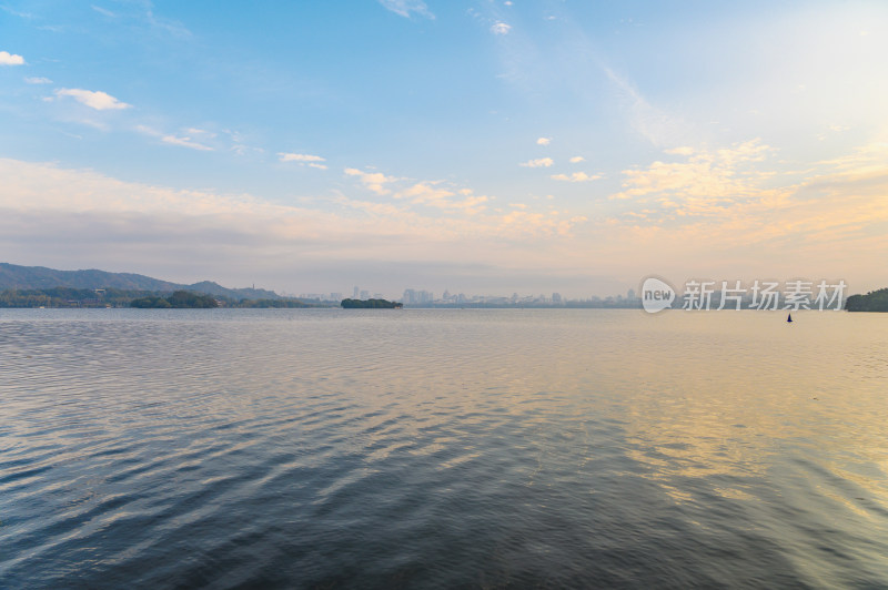 立冬杭州西湖日出朝霞水面倒影