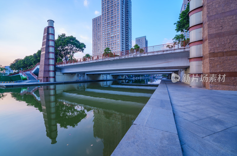 佛山千灯湖公园人行桥与城市摩天大楼建筑