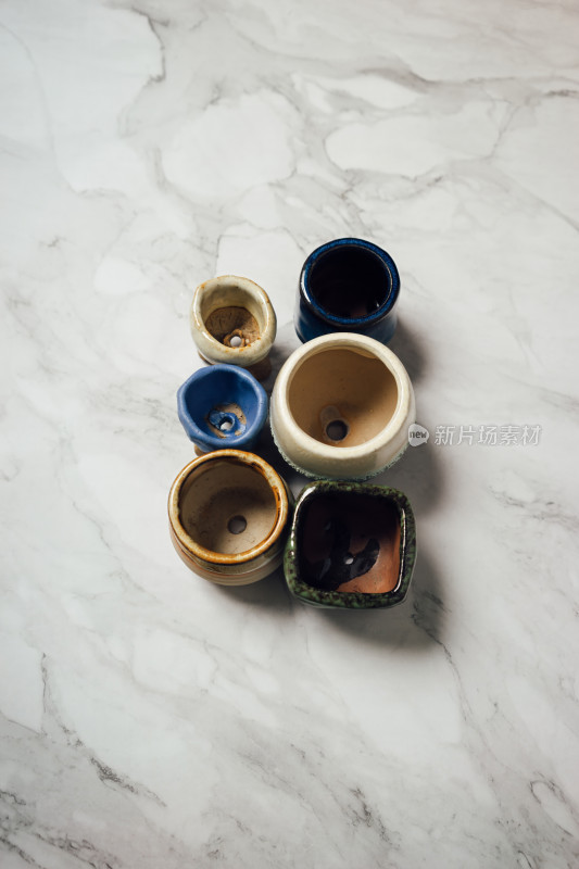 大理石台面上的多彩陶瓷器皿