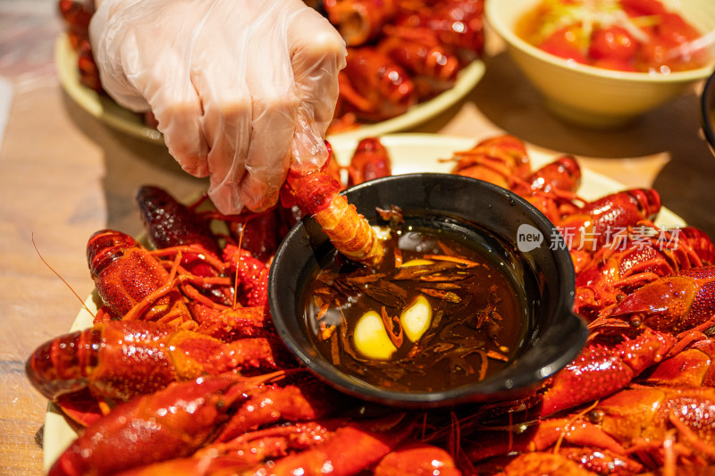 夏季在夜市上吃麻辣小龙虾