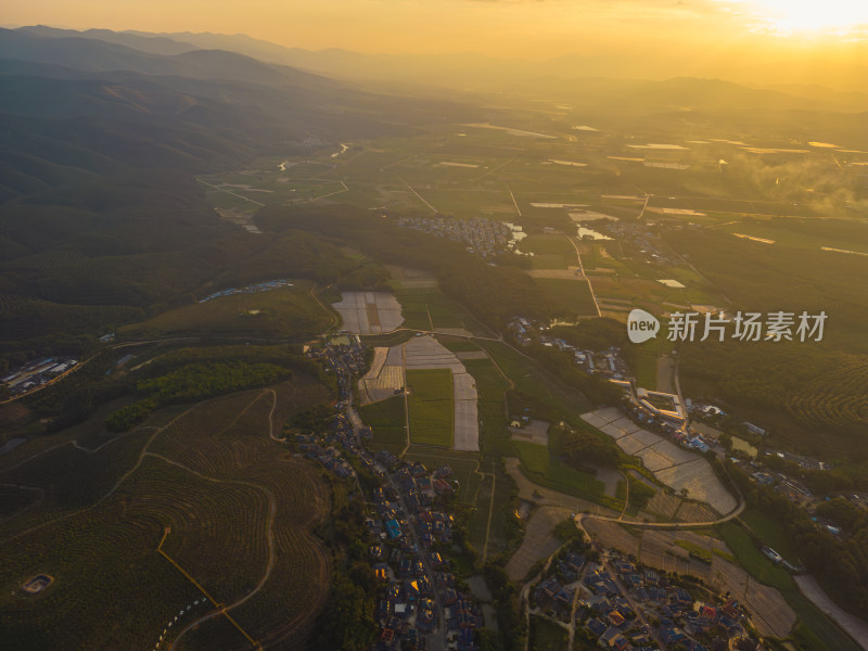 航拍日落夕阳农田村寨