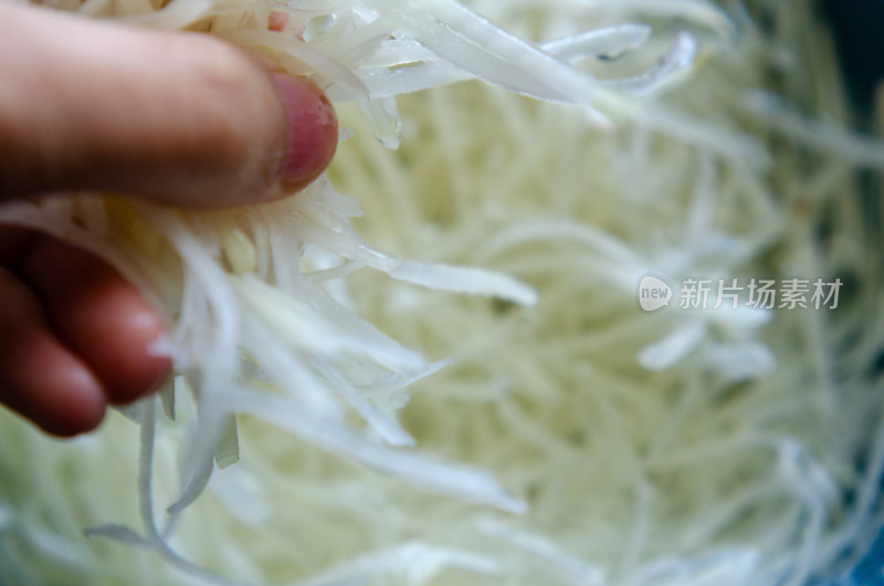 手抓土豆丝食材特写