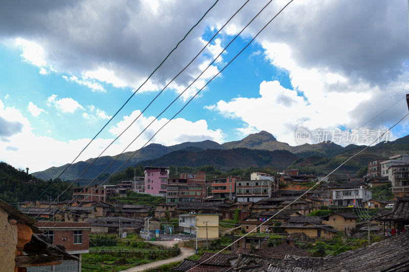 山间村庄全景，蓝天白云下的乡村风光