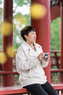 春季在北京大觉寺游览的中国女性