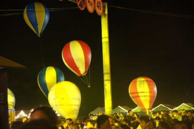 步行街夜市的气球