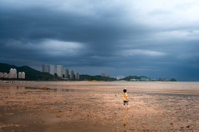 暴风雨来临前赶海