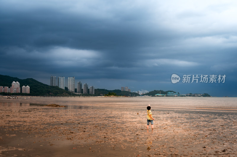 暴风雨来临前赶海