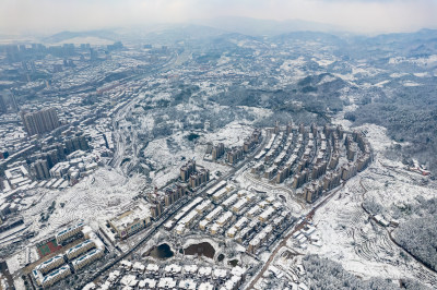 蓝天白云丘陵山川雪景航拍图