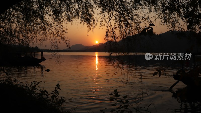 夕阳落日湖水波纹