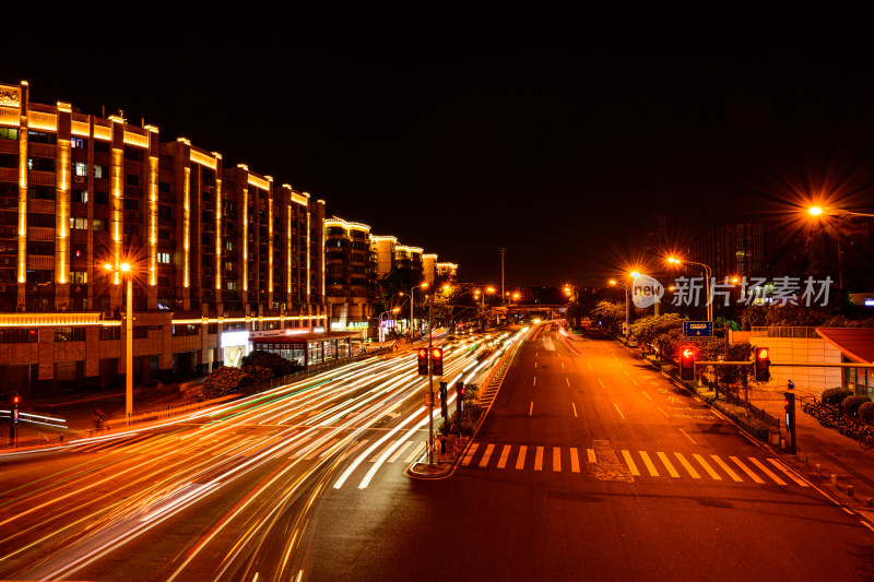 城市道路夜晚车流景象