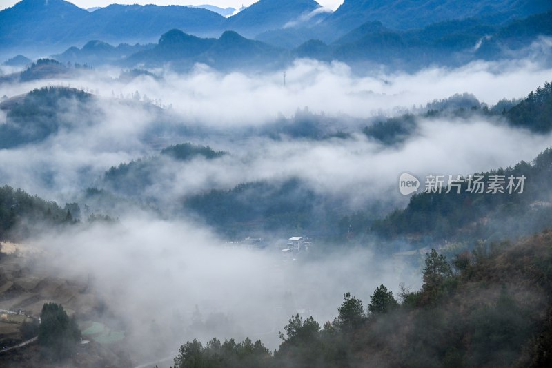 重庆酉阳：雾气中的山村田园