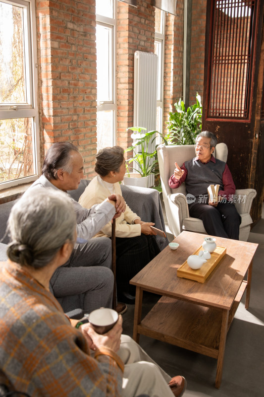 老年社区的老人们聚在一起看书聊天