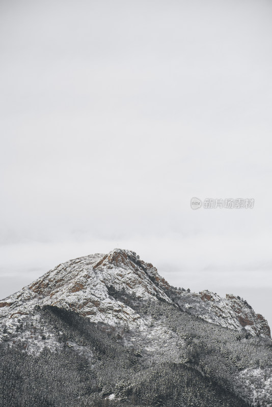 冬天水墨风格雪山图片